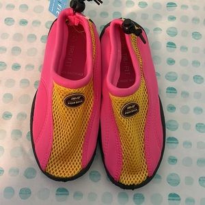 🌼 NWT Tru-Fit swim shoes size 7